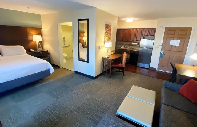 جناح بسرير كينج بإطلالة على النهر بغرفة نوم واحدة، Staybridge Suites Great Falls 1/3