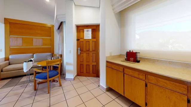 غرفة بريفيليج بسرير كينج بإطلالة على البحر بشرفة، Park Royal Huatulco managed by Accor 2/2