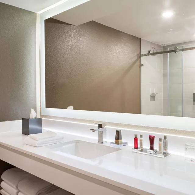 غرفة بسرير كينج وسريرين كوين بإطلالة على النهر، Savannah Marriott Riverfront 2/2