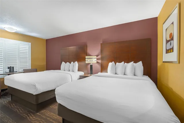 غرفة بسريرين كوين، Best Western Plus Stovall's Inn 4/9
