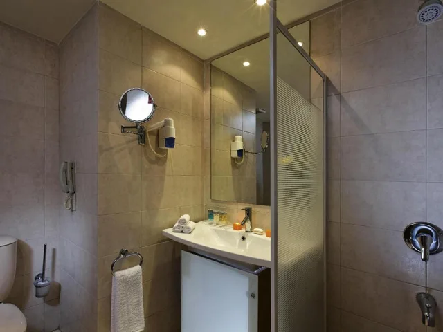 غرفة بريميوم بسريرين مزدوجين بإطلالة على البحر، Movenpick Resort El Sokhna 8/8