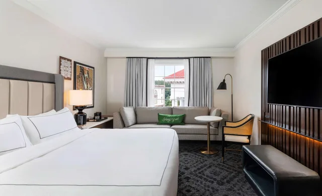 غرفة بسرير مزدوج لذوي الإعاقة، Mills House Charleston, Curio Collection by Hilton 1/2