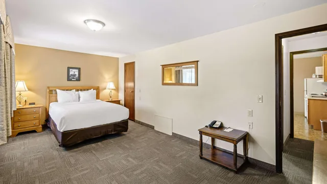 Efficiency, Suite, Queen Bed، Clarion Hotel & Suites Fairbanks near Ft Wainwright 3/5