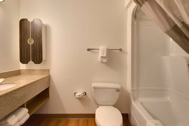غرفة قياسية رباعية بسريرين مزدوجين بمطبخ صغير، Studio6 Brownsville, TX 9/10
