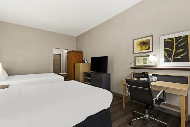 غرفة بسريرين كوين، Country Inn and Suites By Radisson Hinesville GA 4/6