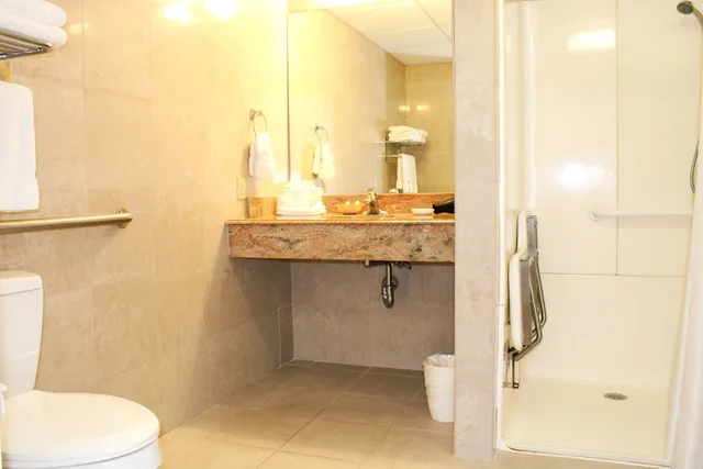غرفة بسرير كوين بإطلالة على الفناء لذوي الإعاقة، Resort Conference Center At Hyannis 1/2