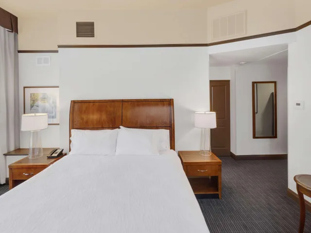 غرفة كبيرة ركنية بسرير كينج، Hilton Garden Inn Milwaukee Downtown 1/2
