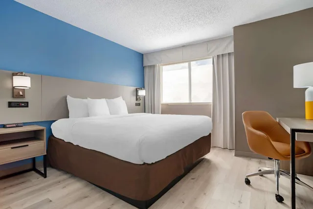 جناح مفردة بسرير كينج مع أريكة بحوض جاكوزي بحوض استحمام، Comfort Inn and Suites Crystal Inn Sportsplex 5/10