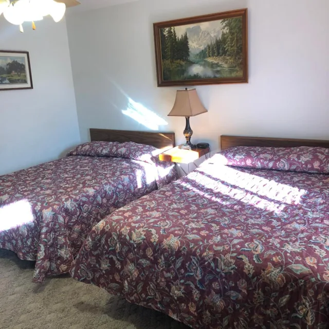غرفة رباعية بسرير مزدوج بإطلالة على الجبل، Black Hills Motel at Quail's Crossing 1/3