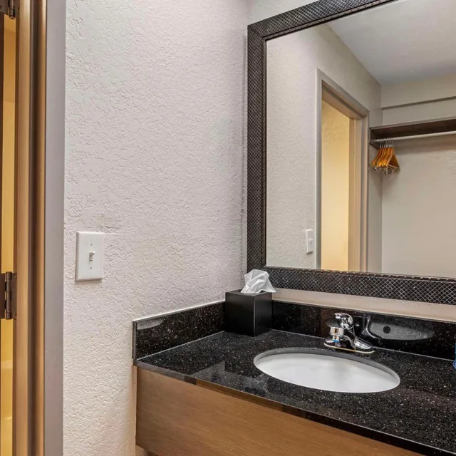 جناح بسرير كينج مع أريكة، Comfort Inn & Suites Corbin North 2/4