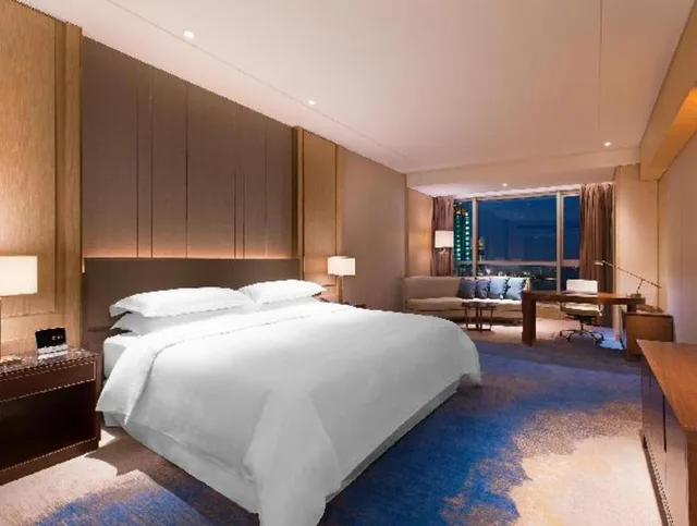 جناح كبير بسرير كينج بإطلالة على المدينة بغرفة نوم واحدة مع دخول صالة النادي، Sheraton Zhanjiang Hotel 1/3