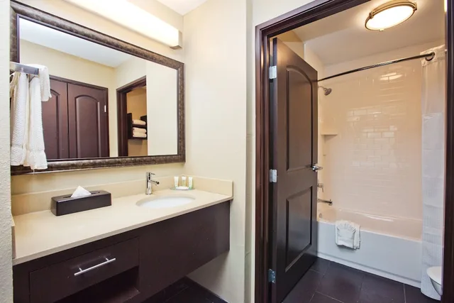 جناح بسرير كينج وسريرين مزدوجين بغرفتي نوم بمطبخ، Staybridge Suites Austin South Interstate Hwy 35 2/3