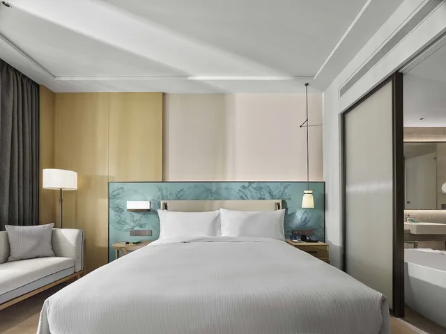 Standard, King Bed, DoubleTree by Hilton Taizhou Shenxianju 5/10
