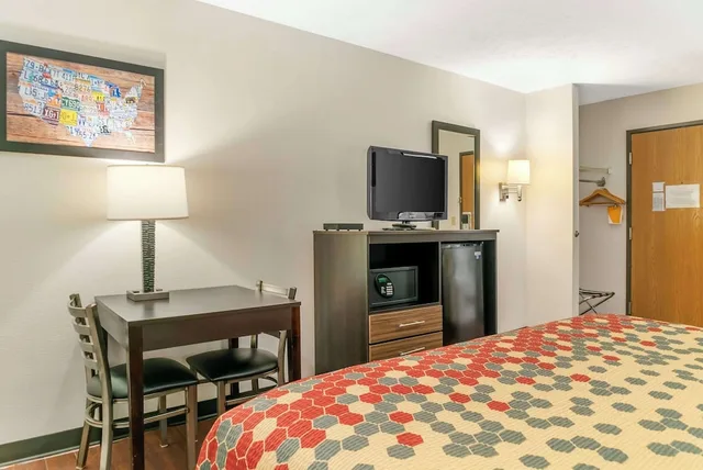 Upgrade, King Bed، Econo Lodge Traverse City South 3/6