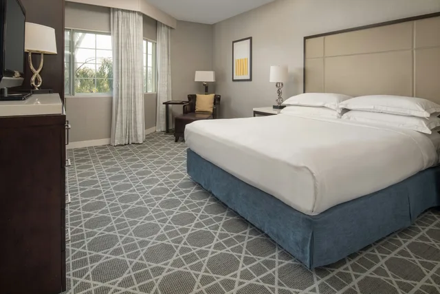 غرفة بسرير كينج بحوض استحمام لذوي الإعاقة، Hilton San Diego Del Mar 1/2
