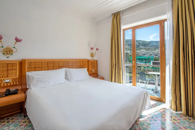 غرفة كلاسيكية بسريرين منفصلين، Grand Hotel Flora Sorrento 2/5