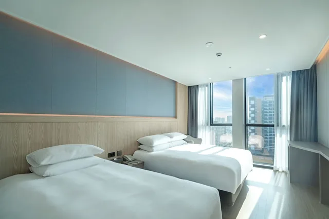 غرفة ديلوكس بسرير كوين وسرير فردي، Jeju Bolton Hotel 1/7