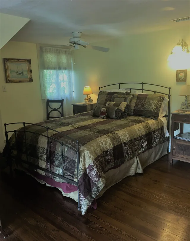 غرفة تقليدية بسرير كوين، Woldert-Spence Manor 1/5