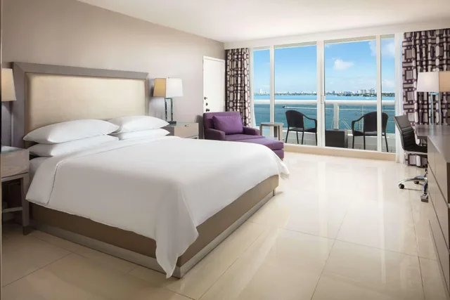 غرفة بسرير مزدوج بشرفة، Doubletree By Hilton Grand Hotel Biscayne Bay 1/2