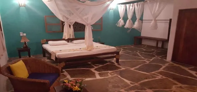 غرفة ثلاثية بسرير كوين وسريرين منفصلين بإطلالة على الحديقة بشرفة، Echo Villas Watamu 4/5