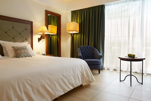 غرفة ديلوكس بسريرين منفصلين بإطلالة على الحديقة مع أريكة، Giannoulis Cavo Spada Luxury Sports and Leisure Resort 2/4