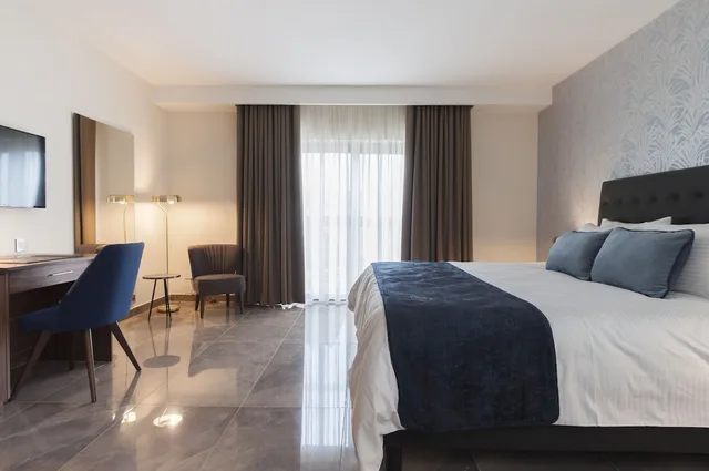 غرفة ديلوكس بسرير مزدوج أو سريرين منفصلين بإطلالة على المدينة بحوض جاكوزي، The Duke Boutique Hotel 1/5