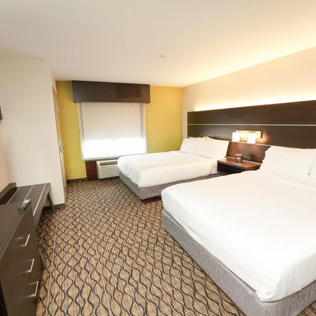 غرفة قياسية بسريرين كوين مع أريكة لذوي الإعاقة، Holiday Inn Express Hotel And Suites Springfield Medical District 5/10