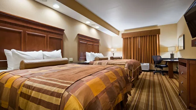 غرفة بسريرين كوين بشرفة، Best Western Plus KC Speedway Inn & Suites 1/3