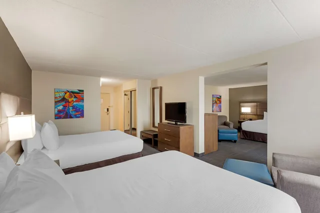 غرفة بسرير كينج وسريرين كوين، Best Western Plus Toronto Airport Hotel 8/12