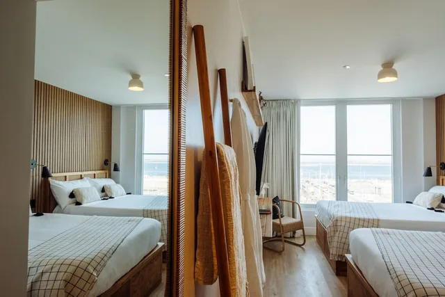 غرفة ديلوكس بسريرين كوين بإطلالة على البحر بشرفة، The Rockaway Hotel 2/3