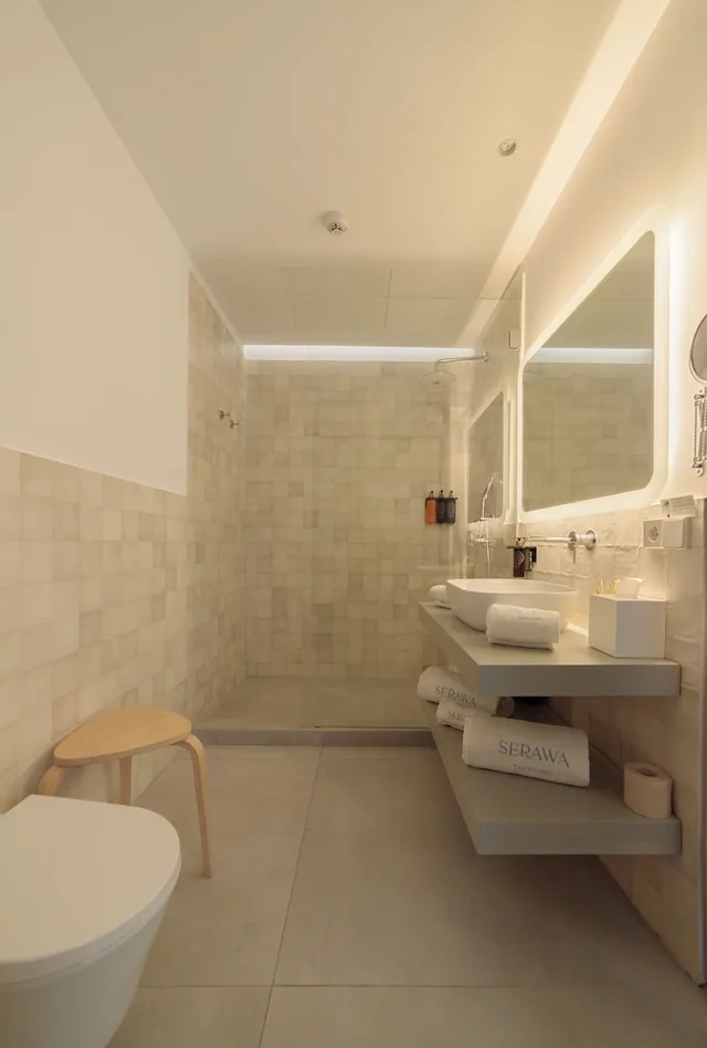 غرفة بإطلالة على المدينة بشرفة مفردة بسريرين منفصلين، Serawa Hotel 3/5