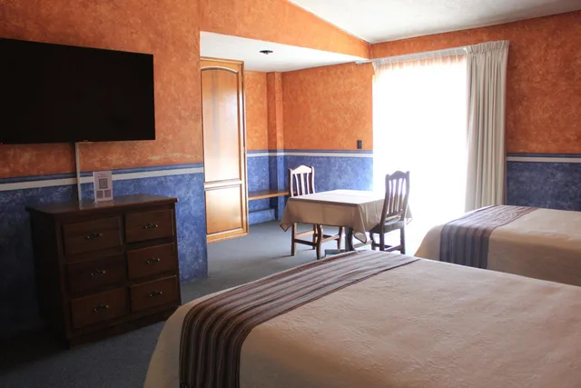 جناح جونيور، Hotel Meson del Puente 1/1