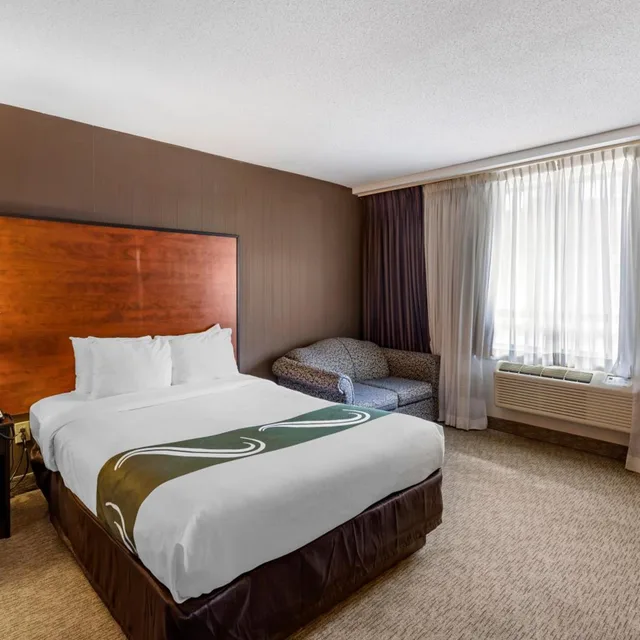 غرفة بسرير كوين مع أريكة، Quality Inn Toronto Airport 4/10