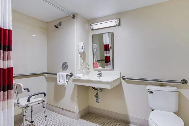 غرفة قياسية بسريرين مزدوجين، Red Roof Plus Miami Airport 5/10