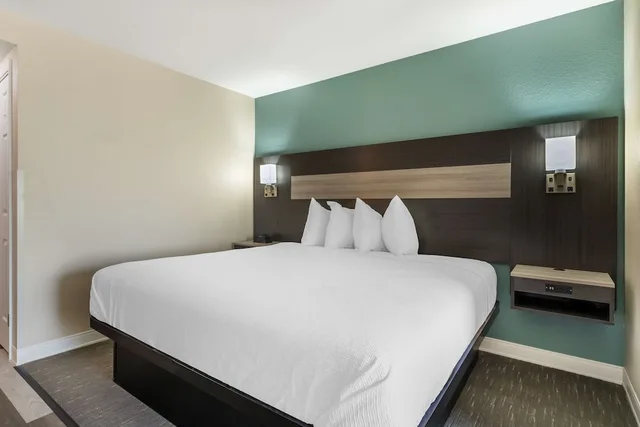 جناح بسرير كينج بحوض جاكوزي، Best Western Prime Inn & Suites 1/1