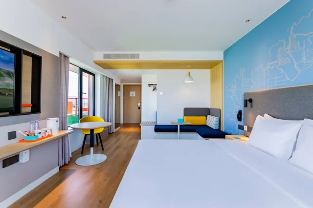 Smart, Standard, King Bed, Balcony، Holiday Inn Express Hohhot East Station 1/2