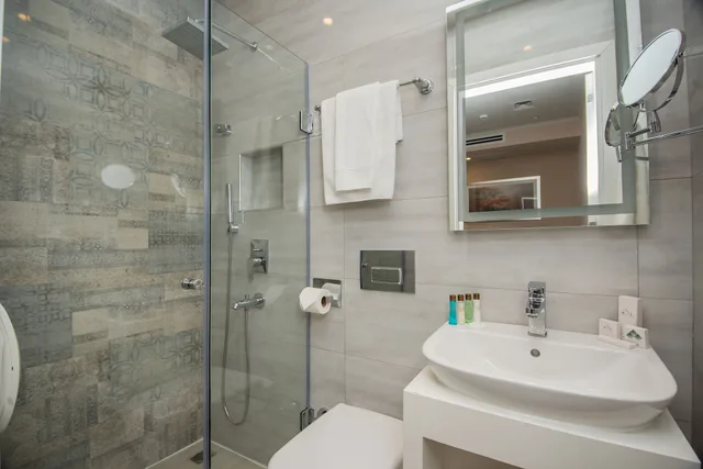Junior Suite, King Bed, City Avenue 2/2