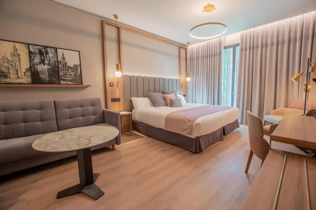 غرفة بثلاثة أسرّة مع سرير إضافي، Giralda Center Hotel 1/2