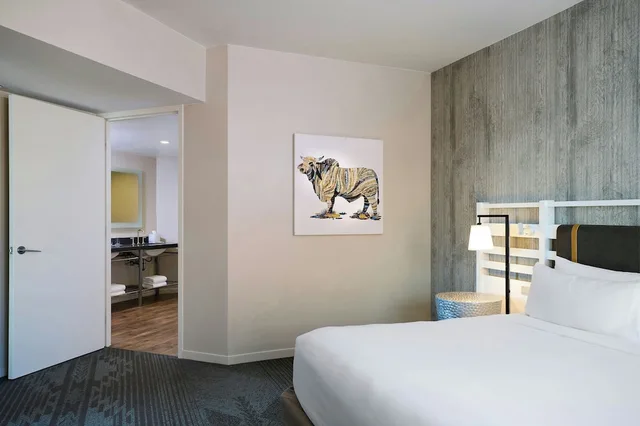 غرفة بسرير كينج بشرفة، The Worthington Renaissance Fort Worth Hotel 1/5