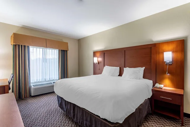 غرفة بسرير كينج، Comfort Inn and Suites Carbondale University Area 1/5