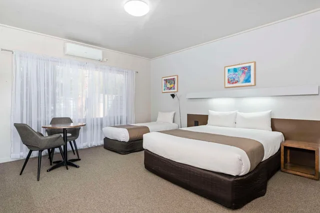غرفة ثلاثية بسرير كوين وسرير فردي، Comfort Inn Clubarham 1/4