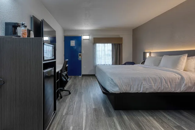 غرفة قياسية بسرير كينج، Clarion Pointe Decatur River City 8/10