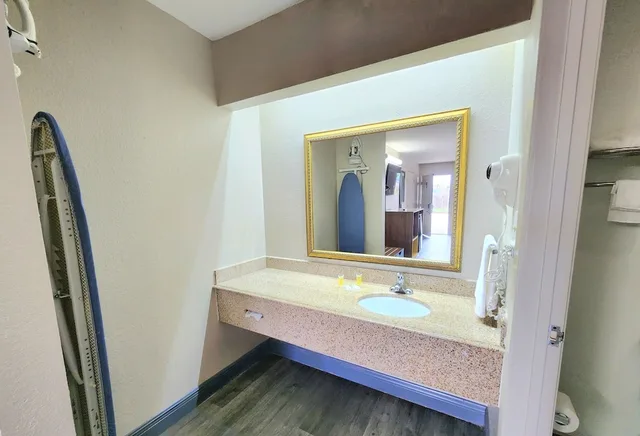 غرفة قياسية بسريرين كوين للمدخنين، Days Inn by Wyndham San Antonio Southeast/Frost Bank Center 8/8