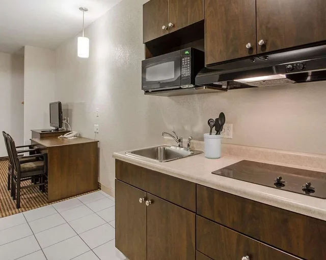 غرفة بسرير كوين يُسمح فيها بالحيوانات الأليفة، Travelodge Suites by Wyndham Estevan 7/8