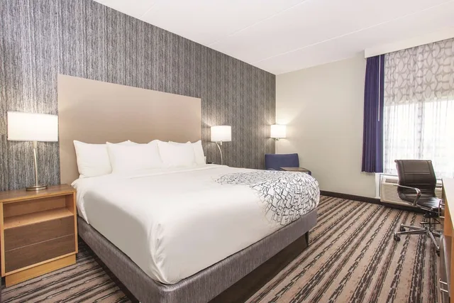 Room, King Bed, La Quinta Inn Suites By Wyndham Buffalo Amherst 3/9