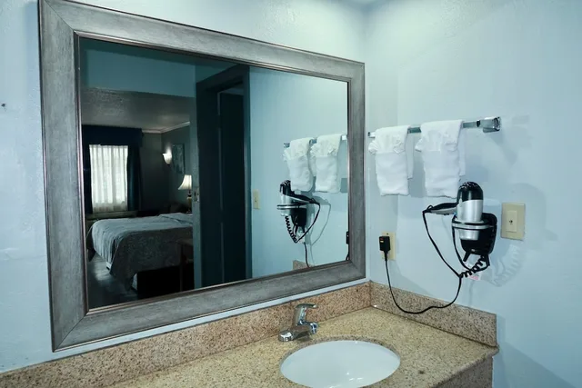 غرفة كومفورت بسرير كينج لذوي الإعاقة، Antioch Quarters Inn and Suites 7/10