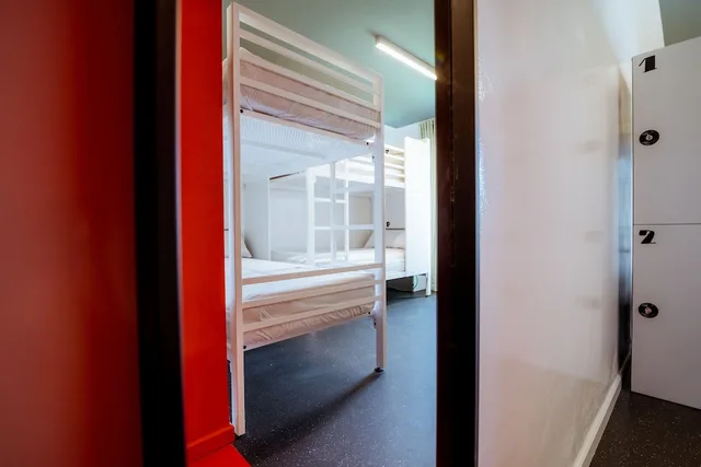 سكن مشترك مختلط بستة أسرّة وأسرّة بطابقين بإطلالة على المسبح بحمام خاص، Amistat Island Hostel Ibiza 10/10