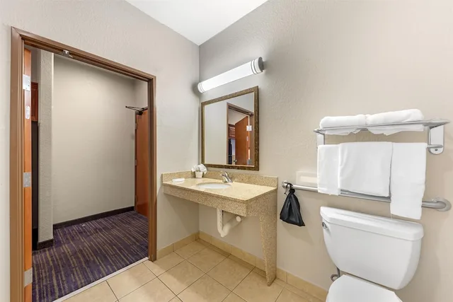 جناح بسريرين كوين مع أريكة بمطبخ لذوي الإعاقة، Best Western Plus San Antonio East Inn and Suites 6/7