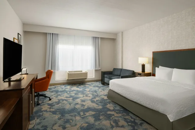 غرفة بسرير كينج مع أريكة لذوي الإعاقة، Hampton Inn Suites Deland 3/8