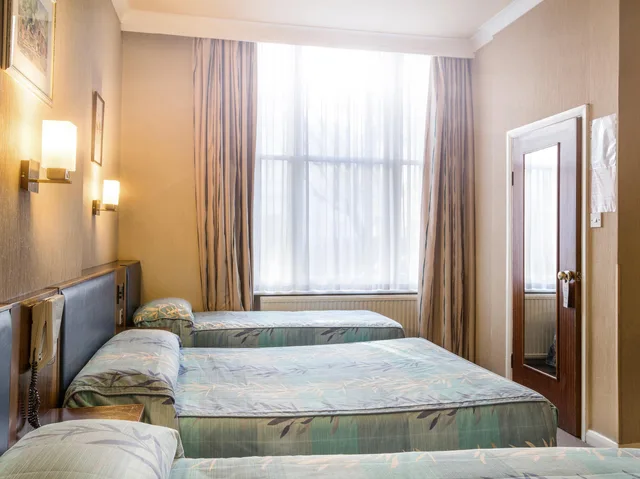 غرفة قياسية ثلاثية، Mitre House 2/4